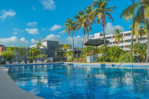 坦皮科圣安东尼奥酒店的一座楼前棕榈树游泳池