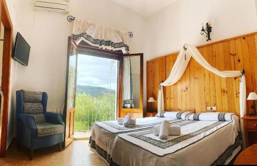 阿尔卡拉斯Mirador Sierra De Alcaraz的卧室配有床、椅子和窗户。