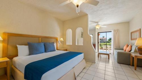 圣何塞德尔卡沃Park Royal Homestay Los Cabos的一间卧室设有一张床和一间客厅。