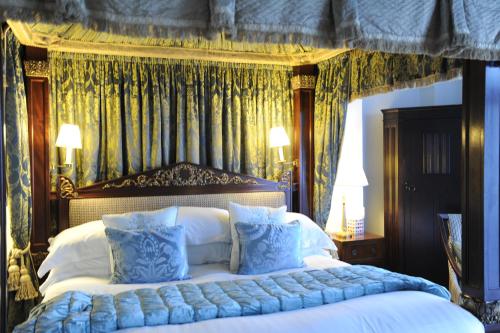 法尔茅斯Anacapri的一间卧室配有一张带蓝色和白色枕头的床