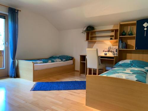 阿亨基希Haus Huberta的一间卧室配有一张床、一张桌子、一张床和一张桌子