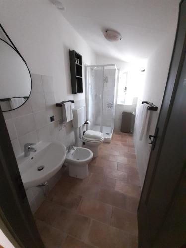 ParetoCascina Merlo Country House的浴室配有卫生间、盥洗盆和淋浴。