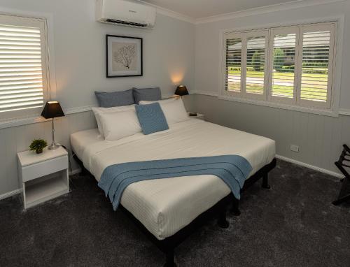史丹霍普Bella Vista Stanthorpe的一间卧室配有一张带蓝白色枕头的大床