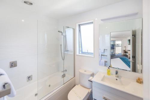 阿什伯顿泰勒汽车旅馆 的带淋浴和卫生间的白色浴室