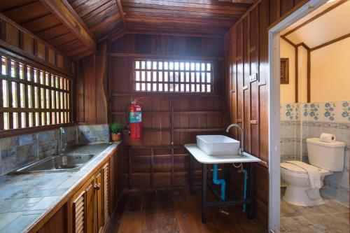 慕斯考艾格兰德斯里度假村的一间带水槽和卫生间的浴室