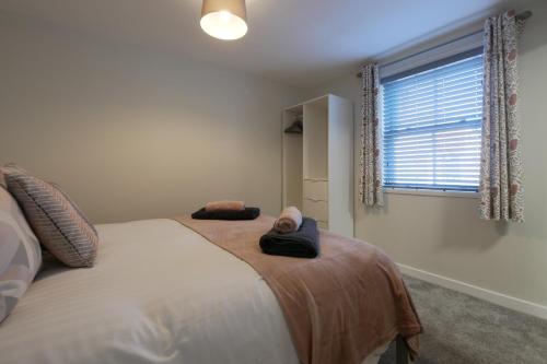 克鲁Crewe Short Lets 8 Victoria Court, Crewe的一间卧室设有一张大床和窗户