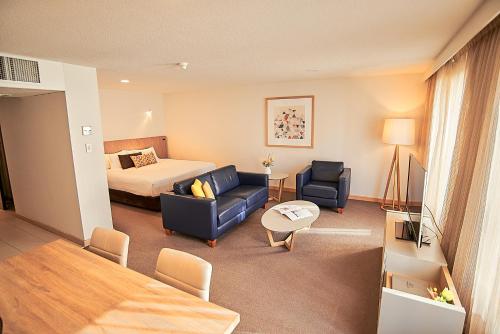 霍巴特萨拉曼卡公寓式酒店的酒店客房设有床和客厅。