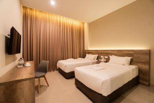 芙蓉D&F BOUTIQUE HOTEL SEREMBAN 2的酒店客房配有两张床和一张书桌