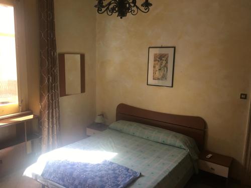 巴勒莫安蒂卡萨托瑞公寓的一间小卧室,配有床和窗户