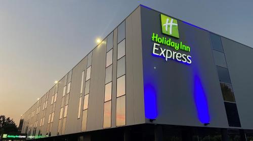 拉特斯特德布赫Holiday Inn Express - Arcachon - La Teste, an IHG Hotel的带有活塞旅馆特快标志的建筑