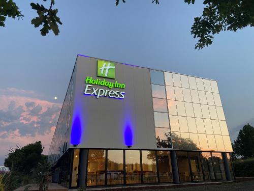 拉特斯特德布赫Holiday Inn Express - Arcachon - La Teste, an IHG Hotel的建筑的侧面有标志