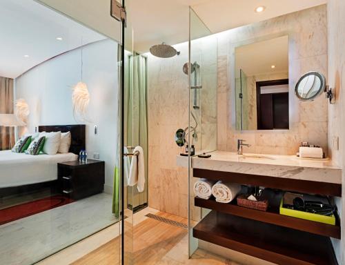 钦奈金奈公园酒店的带淋浴、床和盥洗盆的浴室