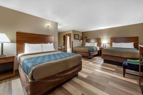 海斯Econo Lodge Hays I-70的酒店客房配有两张床和一张书桌