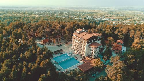 泰拉维Zuzumbo Resort & Spa的享有带游泳池的建筑的空中景致