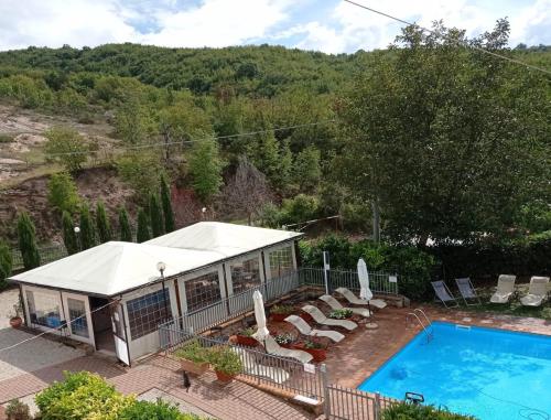 CrispieroSelvicolle Country House的享有带游泳池的房屋的顶部景致