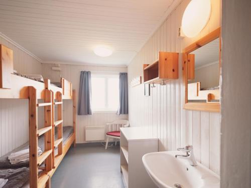 约尔珀兰Preikestolen BaseCamp的一间带水槽和一张双层床的浴室