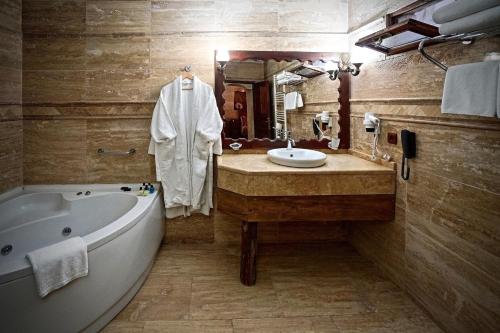 于尔居普麦里斯洞穴酒店的带浴缸、水槽和浴缸的浴室