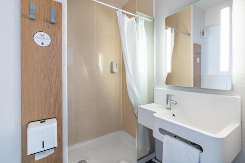 米奥B&B HOTEL Bordeaux Sud Mios 3 étoiles的白色的浴室设有水槽和淋浴。