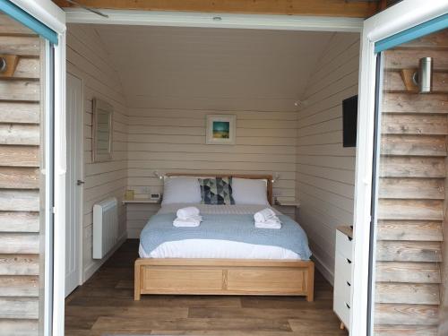 史宾桥Toradh Cabin的一间小卧室,配有带毛巾的床
