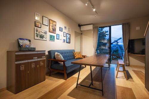 富士河口湖SORAPIA Villa Mt.FUJI Front的客厅配有桌子和沙发