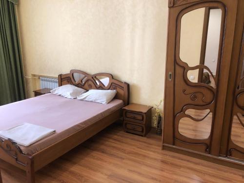 第聂伯罗Elit Aparts on Puskina WIFI的一间卧室配有一张床和一面大镜子