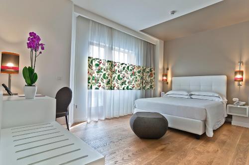 罗马帆船酒店的白色的卧室设有床和窗户