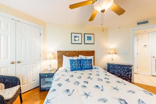泰比岛Tybee Escape的一间卧室配有一张床和吊扇