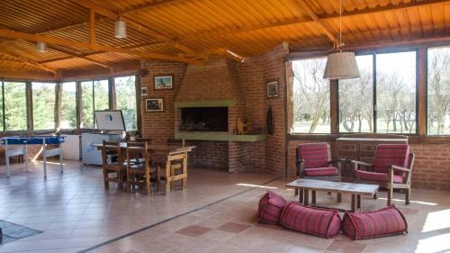 诺诺Yerba Buena casas de campo - Nono的客厅配有桌椅和壁炉