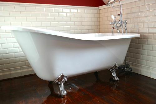 科隆Alte Schreinerei Boutique Hotel的浴室内设有带水龙头的白色浴缸