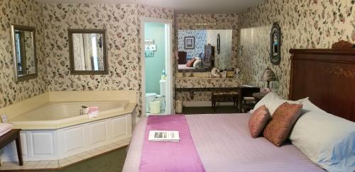尤里卡斯普林斯Evening Shade Inn的一间卧室配有一张床和浴缸