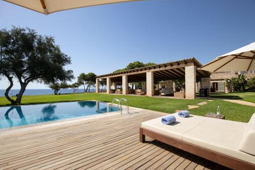 坎亚梅尔坎西蒙内塔酒店 - 仅限成人的一个带游泳池和房子的后院