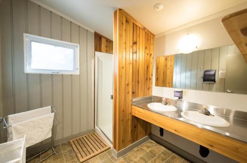 坎莫尔Canmore Alpine Hostel - Alpine Club of Canada的浴室设有2个水槽和镜子