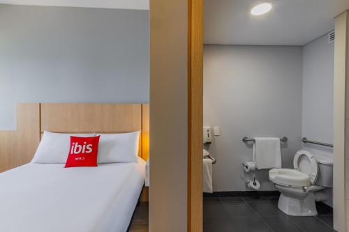 卡塔赫纳卡塔赫纳马贝拉宜必思酒店的酒店客房设有一张床和一个卫生间。