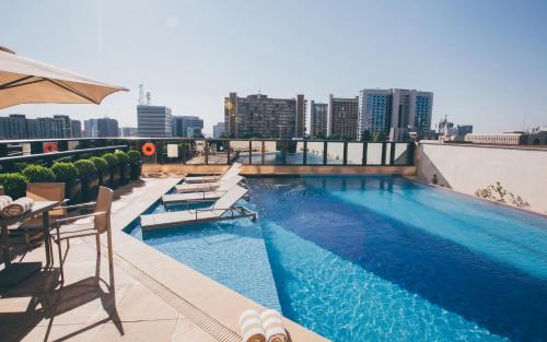 巴西利亚卡利南喝普鲁斯尊贵酒店的建筑物屋顶上的游泳池
