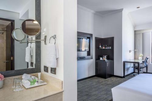 基多基多罗伊尔诺翰精选酒店的酒店客房设有水槽和镜子
