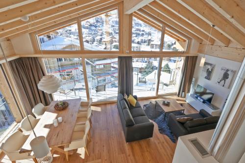 采尔马特Hörnligrat Apartments的客厅设有大窗户,享有高空的景色