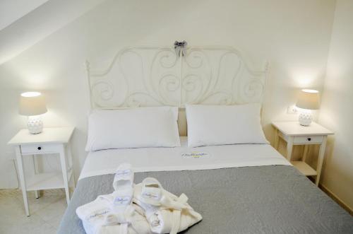 卡萨尔诺沃-迪拿波里Relais Bellavista B&B的一间卧室配有带毛巾的床