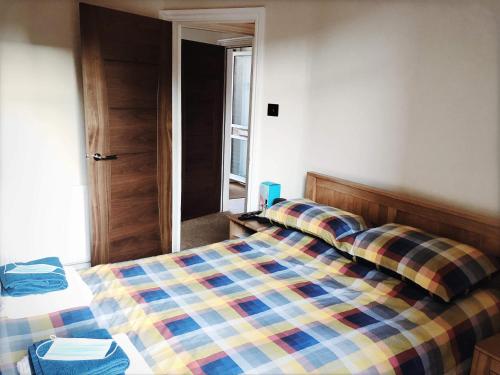 滨海绍森德Richmond Luxury flat Fabulous location的一间卧室配有一张带彩色毯子的床