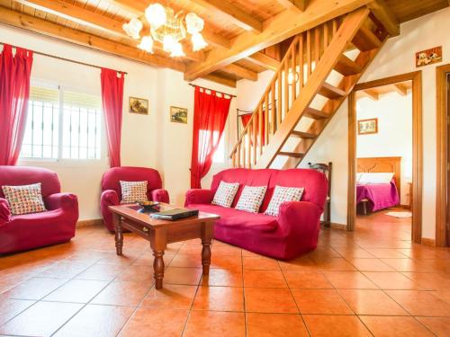 古罗Belvilla by OYO La Vista的客厅配有红色椅子和桌子