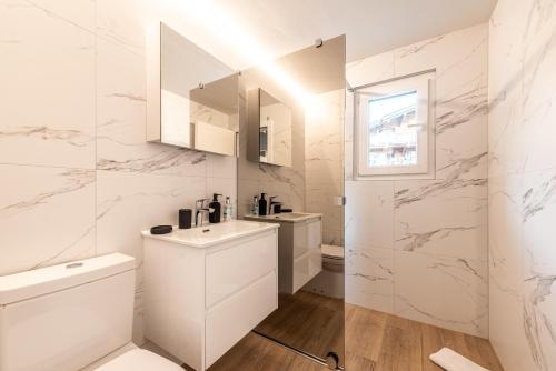 采尔马特Central & Elegant Apartments,partially with Fireplace, by Zermatt Rental的白色的浴室设有水槽和卫生间。