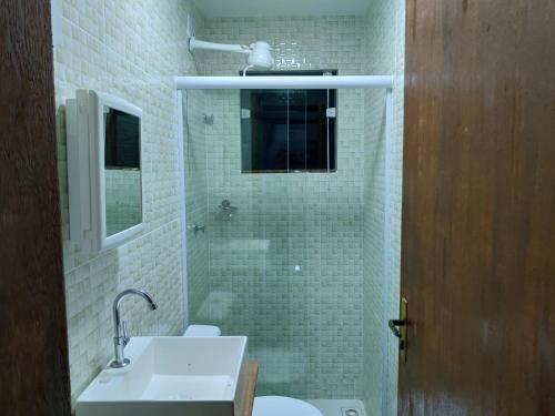 帕拉蒂Pousada das Orquideas的白色的浴室设有水槽和淋浴。