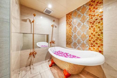 ShōkiHOTEL Artia Izumiotsu (Adult Only)的设有带浴缸和淋浴的浴室。