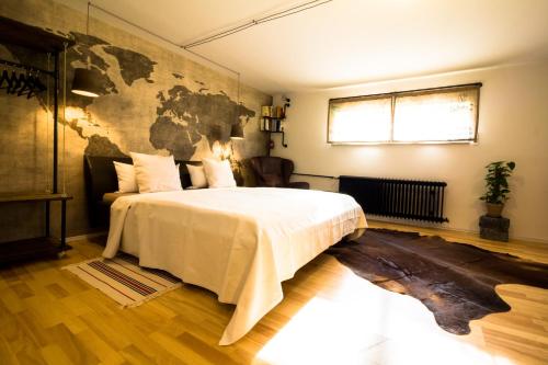 Linkenheim-Hochstetten#thelittlebeauty的卧室配有一张大床,墙上挂有地图