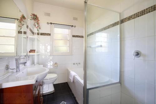 肯图巴Rodova Cottage的带淋浴、卫生间和盥洗盆的浴室