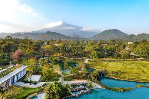 阿鲁沙Gran Melia Arusha的享有度假胜地的空中景致,以山脉为背景