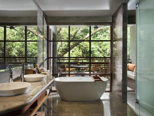 乌布阿迪瓦纳杰姆巴万度假村的一间带两个盥洗盆和大浴缸的浴室