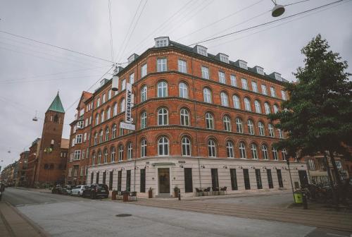 哥本哈根安徒生酒店的一座大型红砖建筑,设有钟楼