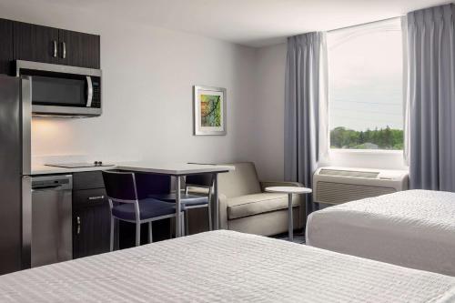 温尼伯旅游品质套房旅馆客房内的一张或多张床位