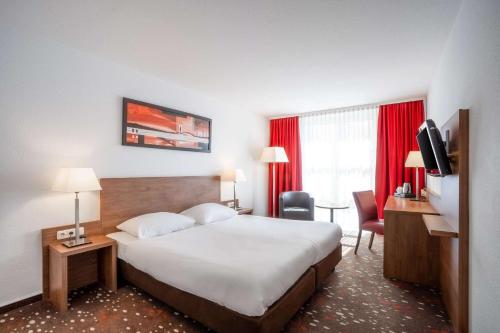 Quality Hotel Erlangen Garni客房内的一张或多张床位