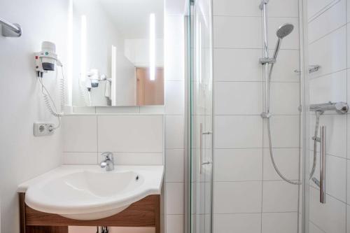 埃朗根Quality Hotel Erlangen Garni的一间带水槽和淋浴的浴室